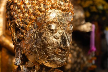 Huzurlu güzelliğini ve kültürel önemini sergileyen altın Buda heykelinin karmaşık detaylarını keşfedin..