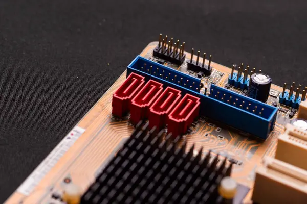 Ana karta yakından bakınca modern bilgisayar teknolojisinde kullanılan karmaşık bileşenleri görüyoruz..