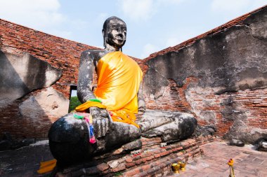 Antik Ayutthaya şehrinde tarihi bir Buda heykelinin görkemli restorasyonunu araştırın..