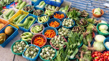 Renkli taze sebzeler ve canlı atmosferle dolu hareketli bir yerel pazarı keşfedin..