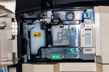 En iyi performansı sağlamak ve sorunları önlemek için fotokopi makinesinin iç bileşenlerini denetlemek.