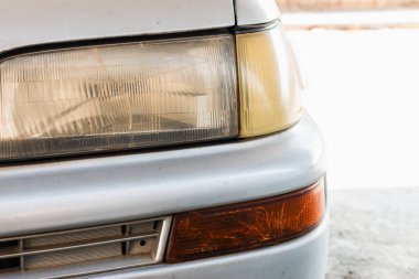 Otomotiv hizmeti sunan bir garajdaki araba farının ayrıntılı detaylarını araştır..