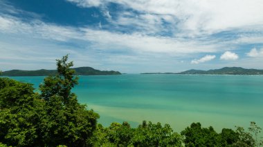 Okyanusun dingin güzelliğini keşfedin ve bu sakin kıyı manzarasında yemyeşil suları keşfedin..