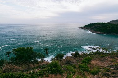 Bu manzarada okyanus dalgaları üzerinde sakin bir gün batımının güzelliğini yakalayın..