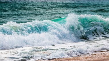 Sahile vuran dalgaların güzelliğini hisset. Sahilde doğanın dingin anını yakala..
