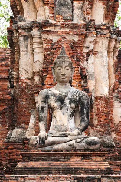 Tarihi kalıntıların arasında Tayland 'ın zengin kültürel mirasını yansıtan antik bir Buda heykelinin huzur dolu varlığını keşfedin..