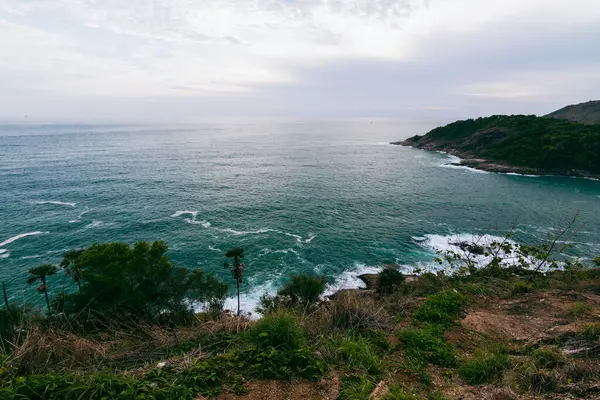 Bu manzarada okyanus dalgaları üzerinde sakin bir gün batımının güzelliğini yakalayın..