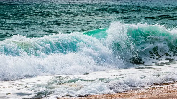 Sahile vuran dalgaların güzelliğini hisset. Sahilde doğanın dingin anını yakala..