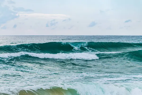 Sahile çarpan büyüleyici dalgaları keşfedin. Doğanın sakin güzelliğini yakalayın..