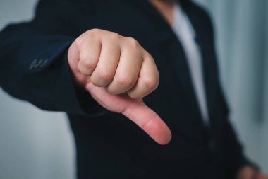 Profesyonel geri bildirimi vurgulayan bir ofisi tasvip etmeyen bir iş adamının yakın çekimi.