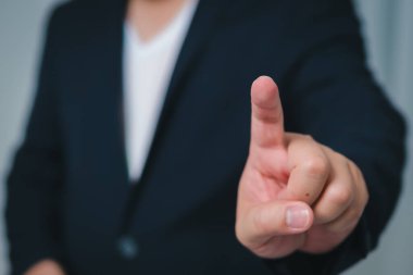 Kendine güvenen bir iş adamı jesti profesyonelliği ve kendine güveni gösterir..