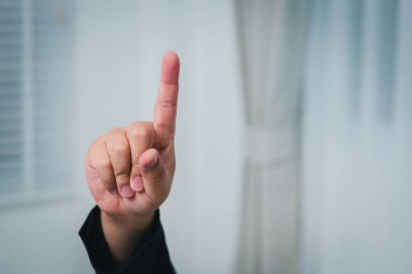 Bu resim, iletişimi ve bağlılığı vurgulayan bir iş bağlamının el işaretini gösteriyor..