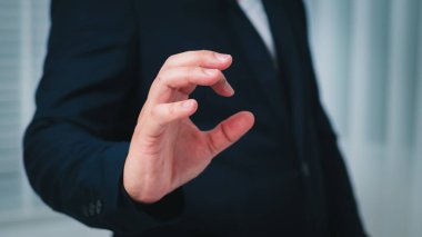 Kendine güvenen bir el hareketi sergileyen bir iş adamı başarılı olduğunun sinyalini veriyor..