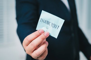 Profesyonel biri minnettarlığını kalpten bir teşekkür notuyla gösterir..