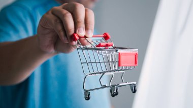 Kentin atmosferine dokunarak taze sebze seçmenin zevkini keşfedin..