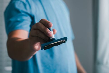 Yetenekli bir el, bir aletle hassasiyet gösterir. Bir atölye zanaatkarlığı..