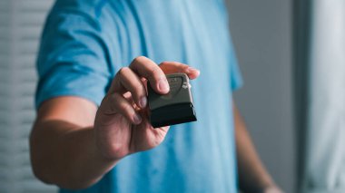 Kullanıcı, özelliklerini vurgulayan ve modern bir kapalı alan ortamı tasarlayan bir el bilgisayarı sunar.