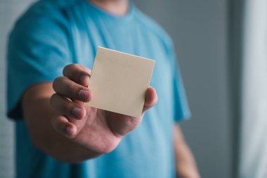 Boş bir notu paylaşma hareketi yaratıcılık ve bağlantı davetini sembolize eder..