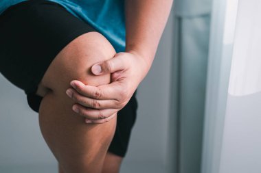 Diz ağrısını dindirmek, hareket kabiliyetini arttırmak ve ev ortamını rahatlatmak için etkili el teknikleri öğrenin..