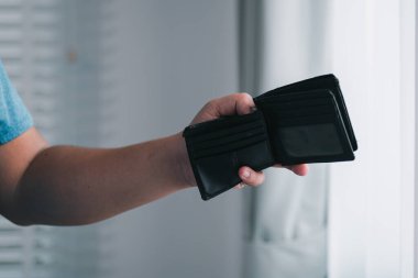 Bir el cüzdanı uzatır. Kişisel bir değiş tokuş. Güven ve bağlantı anını yakalar..