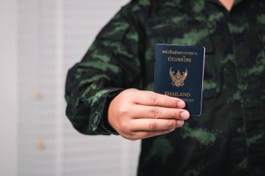Tayland 'ı simgeleyen Tayland pasaportu sergiliyor..