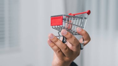 Alışveriş zevkini keşfetmek için küçük bir alışveriş arabası ve yerel bir mağazaya sahip olmak gerekir..