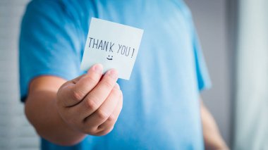 Samimi bir teşekkür notu sıcak bir ofis ortamını paylaşır..