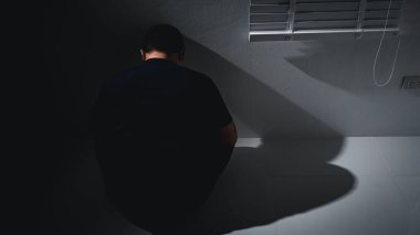 Bir adam ezici duygularla yüzleşir yalnızlık sağlık ve umutsuzlukla mücadelesini yansıtır..