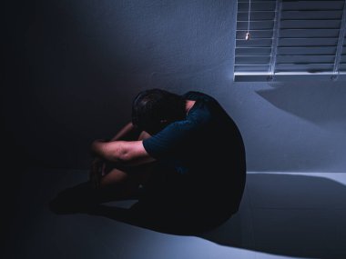 Duygusal acı ve umutsuzlukla savaşan bir adamın kasvetli bir tasviri..