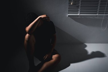 Bir adam, duygusal sağlık sorunlarını yansıtan iç acı ve üzüntü ile savaşır..