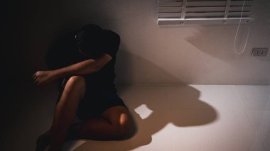 Bir adam derin üzüntüyle savaşıyor. Etrafı tamamen boşlukla çevrili. Duygusal mücadeleleri ve sağlık sorunlarını vurguluyor..