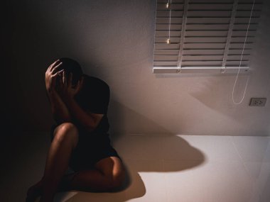 Bir adam derin üzüntü ve depresyonla boğuşur. Akıl sağlığının duygusal mücadelesini vurgular..