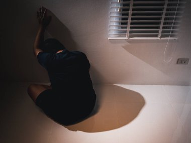 Bir erkek derin duygusal acı ve umutsuzluk yaşar. Akıl sağlığının mücadelesini vurgular. Ev ortamını..