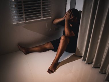 Derin duygularla boğuşan bir adam kederle ve umutsuzlukla mücadelesini yansıtır..