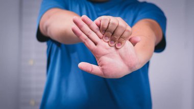 Acıyı dindirmek ve kendini iyileştirmek için etkili el masajı teknikleri keşfedin..