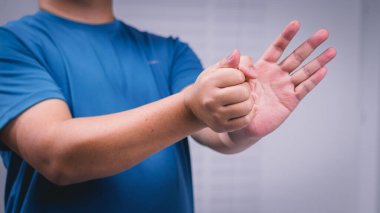 Ağrı kesici ve genel sağlık için el masajının faydalarını araştırın..