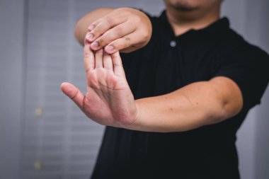 Ağrı kesiciler için etkili el masajı teknikleri keşfedin. Kişisel bakım ve yaralanma tedavisine odaklanın..