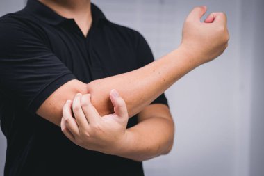 Acıyı dindirmek ve vücudunu iyileştirmek için etkili el masajı teknikleri keşfet..