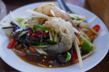Lezzetlerle dolu canlı bir karides salatası taze malzemeler sergiliyor..
