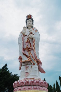 Guanyin heykelinin nefes kesici manzarası şefkat ve huzuru simgeliyor. Huzurlu bir bahçe hazırladı..