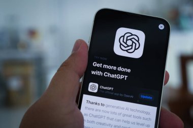 Bangkok, Tayland-13 Haziran 2025: Smartphone 'da OpenAI ChatGPT Uygulaması Başlamak: Devam Eden Yapay Zeka Etkileşimi Devrimi