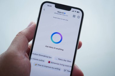 Bangkok, Tayland-13 Haziran 2025: Meta AI Lama 3.2 'yi WhatsApp' ta gösteren telefon