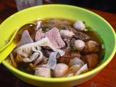 Canlı bir Vietnam lokantasında geleneksel etli şehriye çorbasının zengin lezzetlerini deneyin..