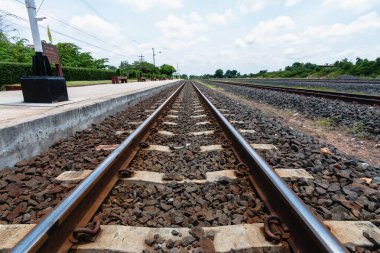Parlak gökyüzünün altında macerayı simgeleyen boş tren raylarının güzelliğini keşfedin..