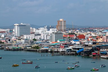 Pattaya 'nın hareketli kıyı yaşamını keşfedin çarpıcı şehir manzaraları ve canlı deniz kenarı aktiviteleriyle.