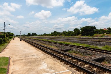 Doğayla çevrili terk edilmiş bir istasyona giden sakin tren raylarını keşfedin..