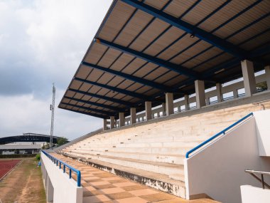 Modern bir stadyumun mimari özelliklerini keşfetmek için şehir ortamında tasarımı ve açık hava erişilebilirliğini sergileyin..