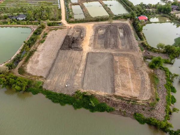 Arazi geliştirme projesinin hava görüntüsü, kırsal bir alanda inşaat çalışmalarının ilerlediğini gösteriyor..