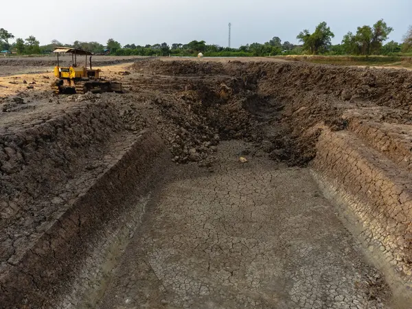 Kuraklıktan muzdarip bir bölgenin hava görüntüsü çatlak toprağı ve kazı çalışmalarını gözler önüne seriyor..