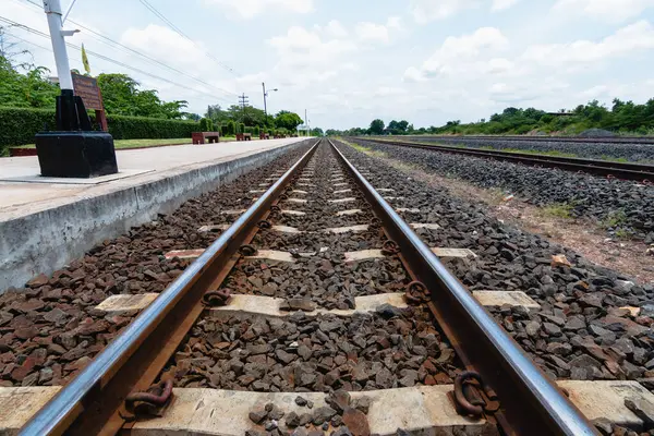 Parlak gökyüzünün altında macerayı simgeleyen boş tren raylarının güzelliğini keşfedin..